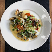 Aqua pazza与鳕鱼和蛤蜊